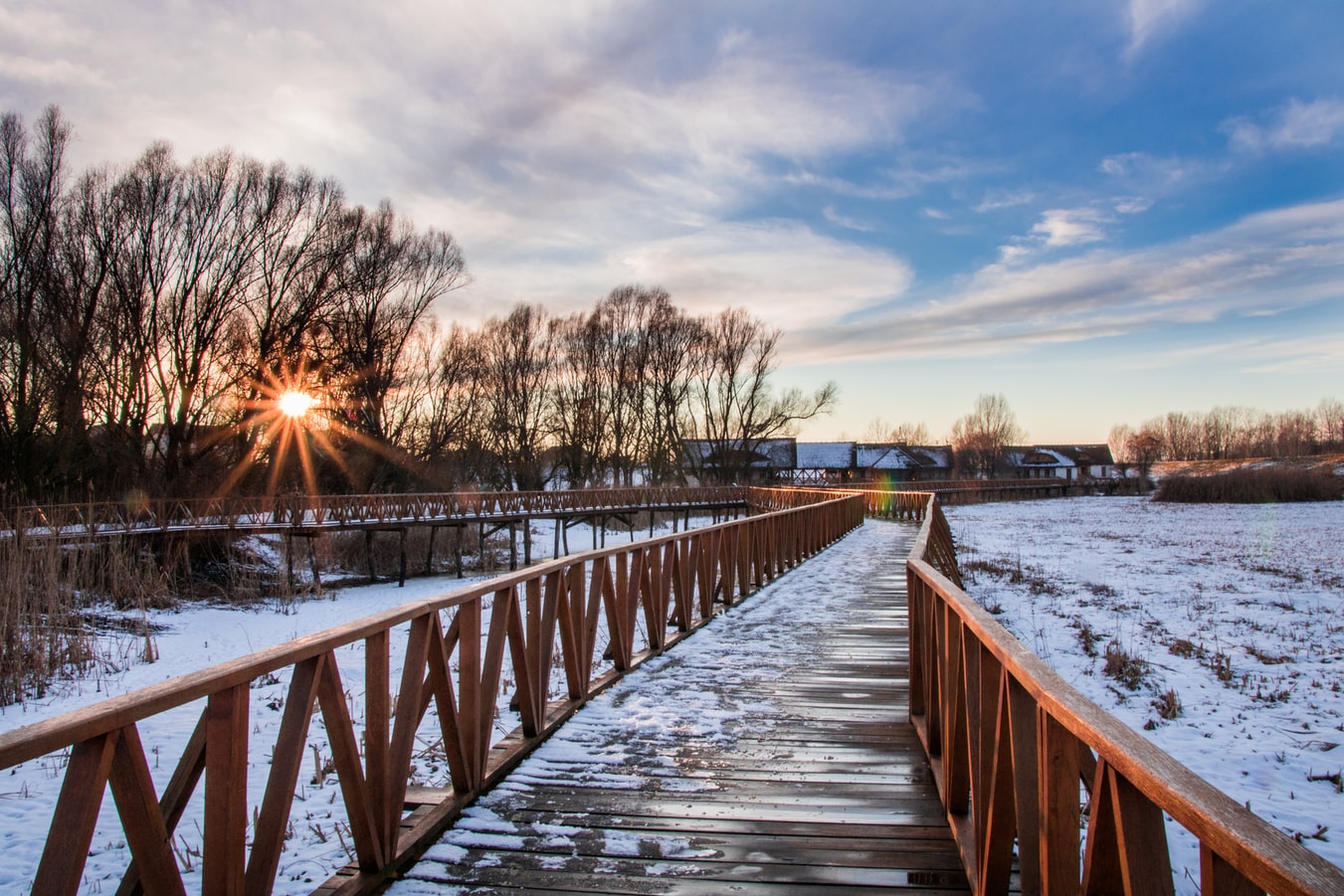 Puusilta ja auringonlasku